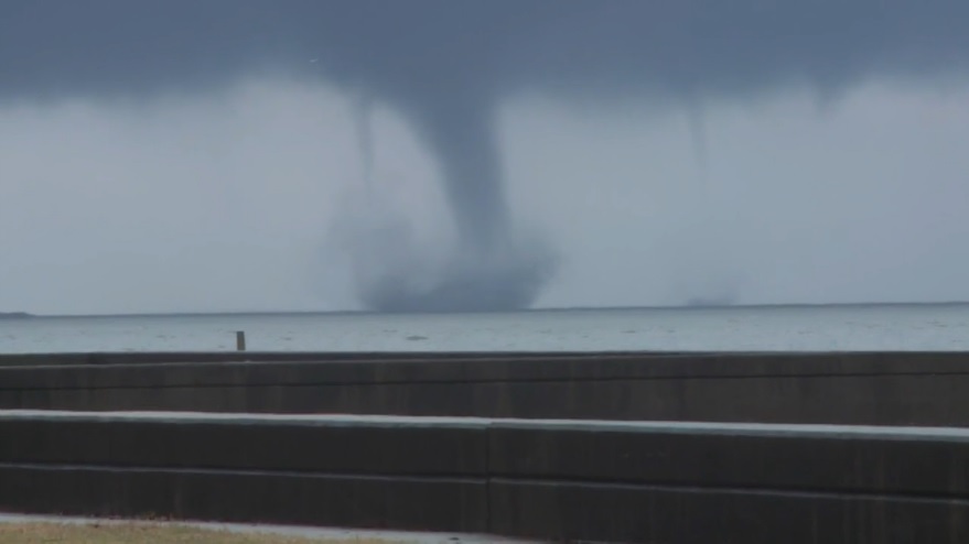 triple waterspout_170410