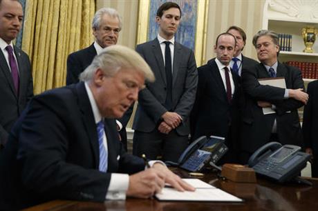trump-signs-exec-order-2_263417