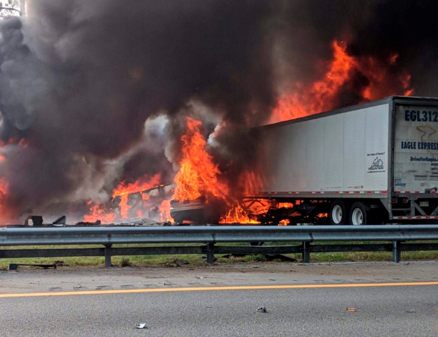 Fatal_Crash-Interstate_Fire-Florida_79055-159532.jpg17056993