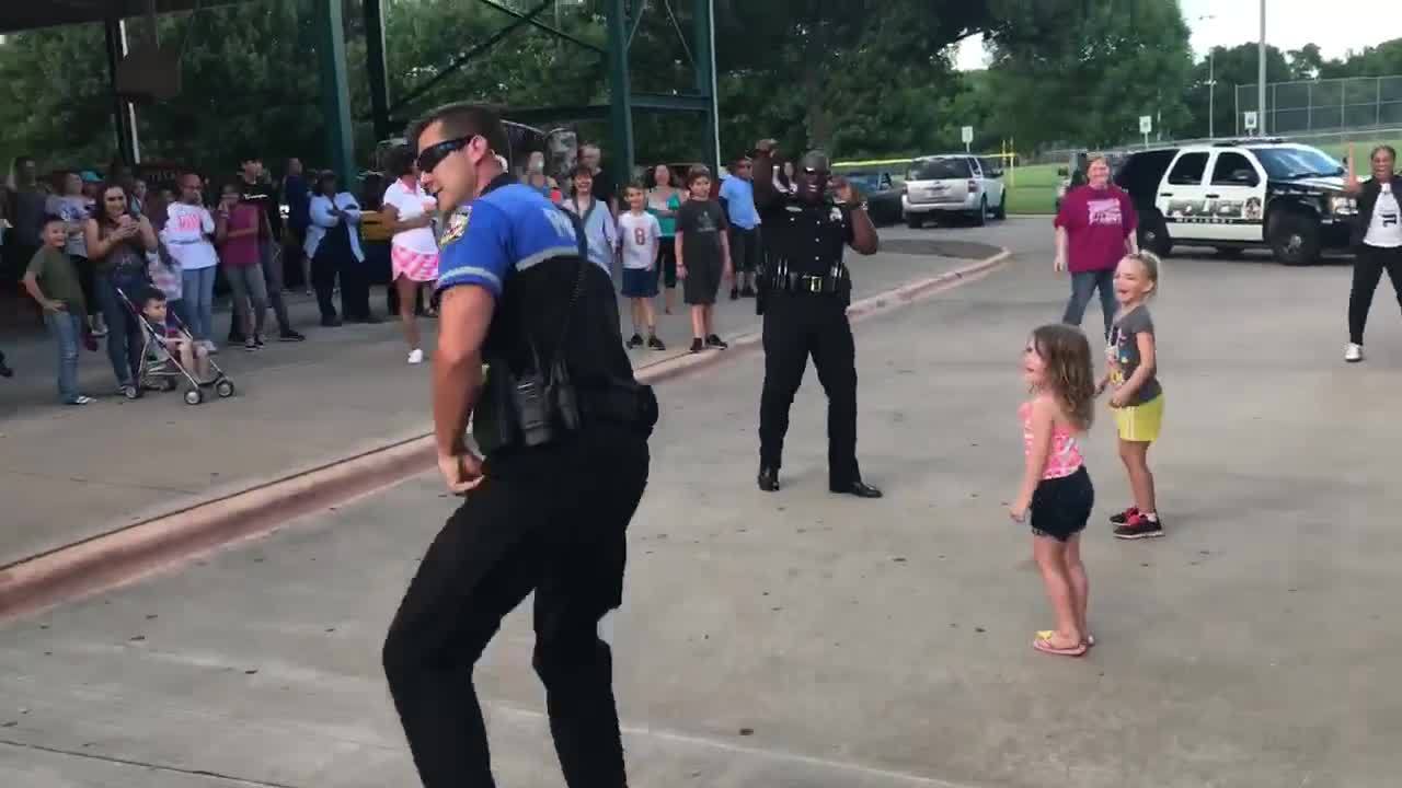 Texas_police_officer_goes_all_out_in_dan_4_20190611132548-3156058