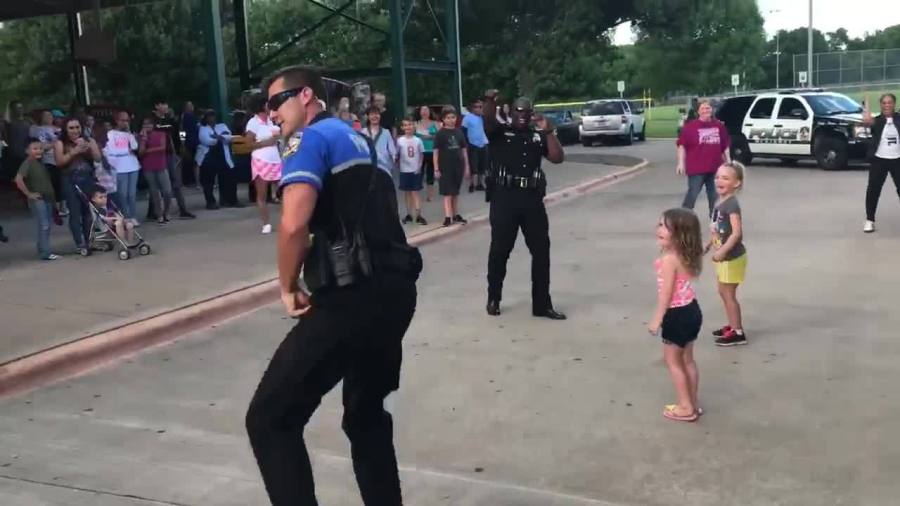 Texas_police_officer_goes_all_out_in_dan_4_20190611132548-3156058