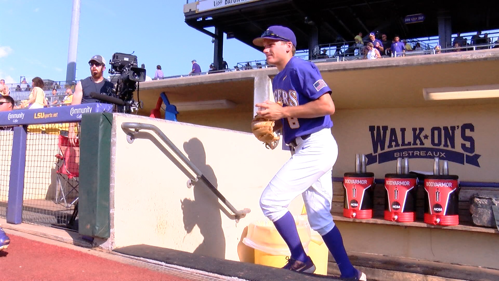 antoine duplantis runs out of dugout_1559433763035.jpg-3156058.jpg