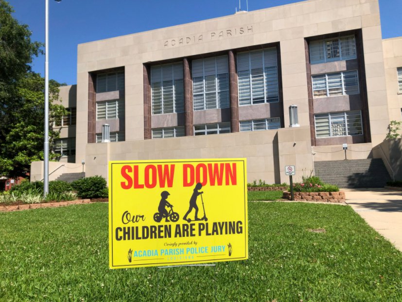 Children at play sign in front of the Acadia Parish Courthouse