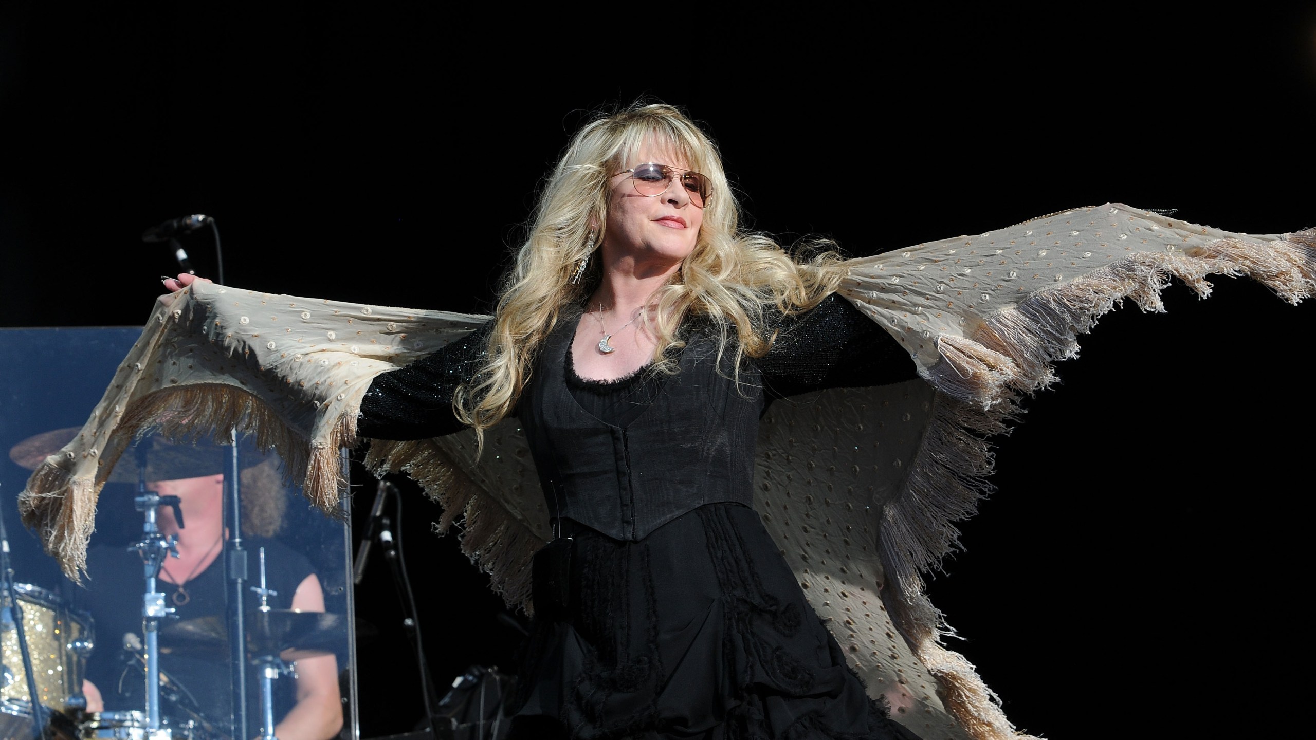 LONDON, ENGLAND - JUNE 26: Stevie Nicks performs live on stage during the third day of the 'Hard Rock Calling' music festival at Hyde Park on June 26, 2011 in central London, England. (Photo by Jim Dyson/Getty Images)